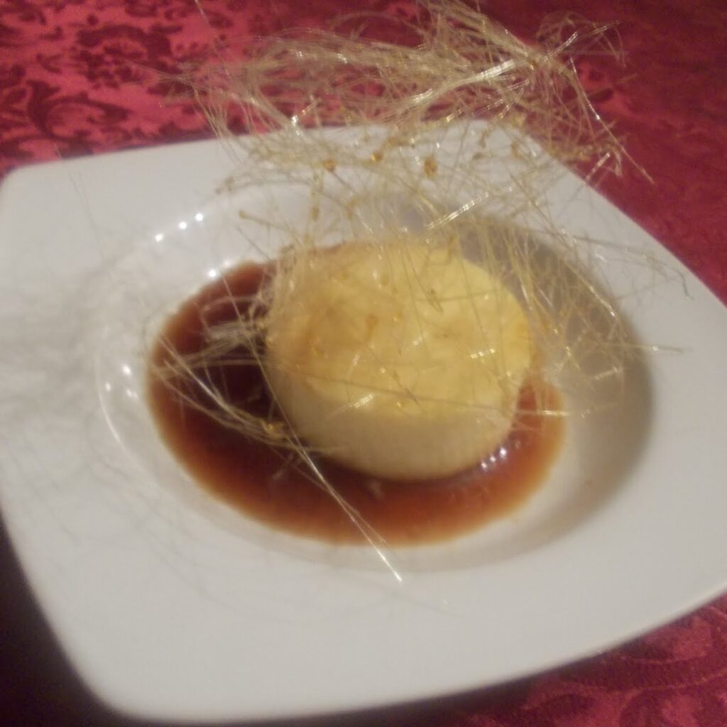 Daca dupa expirarea timpului crema de zahar ars este gata opriti focul si lasati in cuptor inca 15 minute, de abia dupa aceea puteti sa scoateti forma din cuptor.